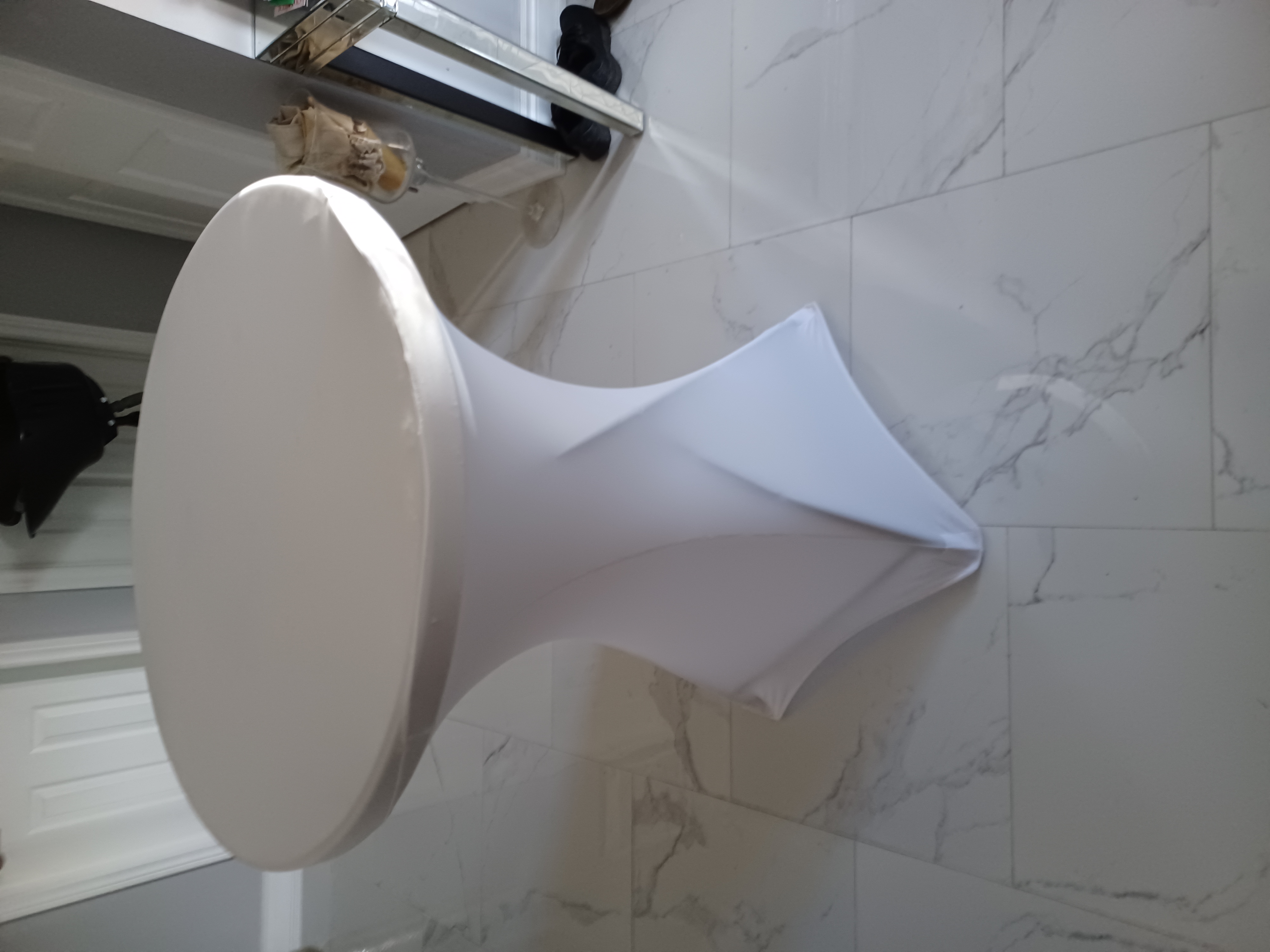 32 INCHES ROUND COCKTAIL TABLE: $15.00